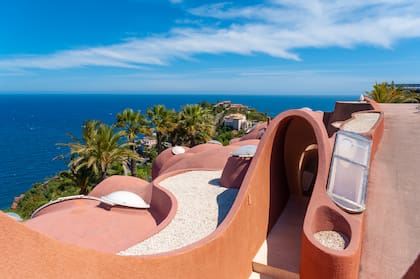 El palacio de Pierre Cardin está ubicado en la localidad de Théoule-sur-Mer, en la Costa Azul, a pocos kilómetros de Cannes