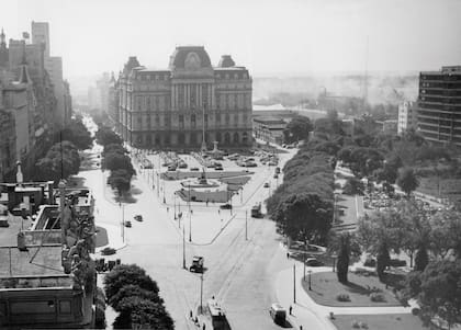 El Palacio del Correo en 1948. Fue inaugurado en 1928 y funcionó como tal hasta 2002.