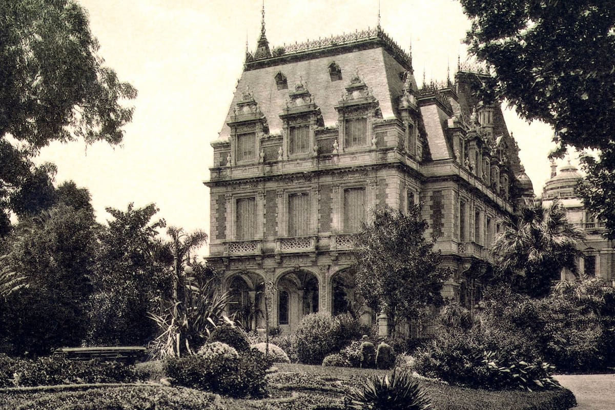 El palacio Dose en su esquina sureste, cuando estaba recién inaugurado, lo cual sucedió entre 1896 y 1898. En esta imagen, de 1899, ya está en pie. Entrado el siglo XX, sería ampliado hacia el oeste.