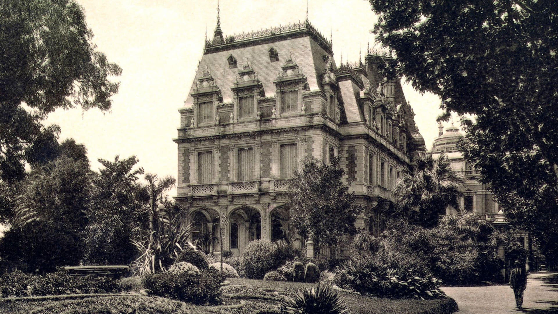 El palacio Dose en su esquina sureste, cuando estaba recién inaugurado, lo cual sucedió entre 1896 y 1898. En esta imagen, de 1899, ya está en pie. Entrado el siglo XX, sería ampliado hacia el oeste.