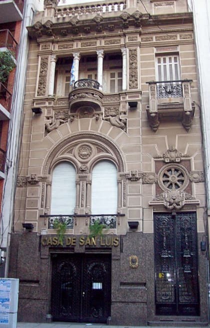 El Palacio Lagomarsino, en Azcuénaga 1087, fue construido para un empresario que hizo fortuna fabricando sombreros