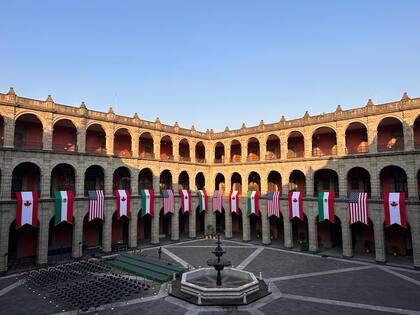 El Palacio Nacional de la Ciudad de México ya luce con adornos alusivos a la reunión entre las delegaciones de Canadá, Estados Unidos y México.