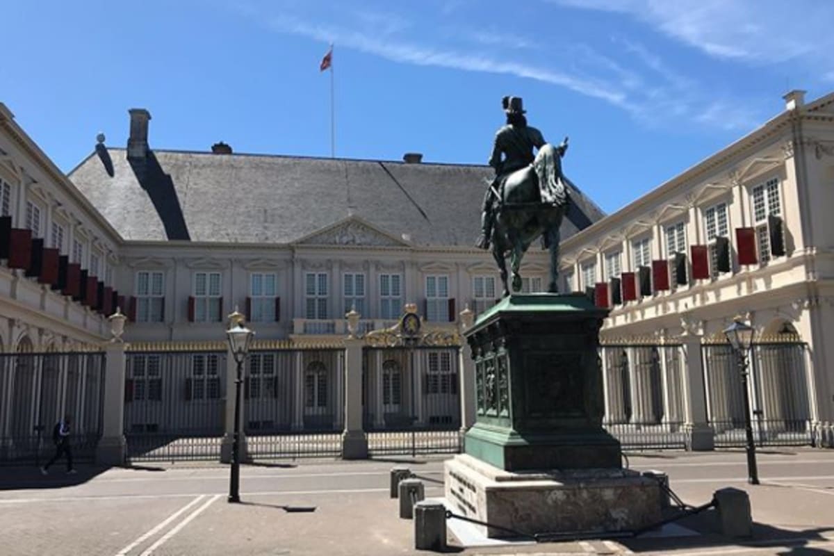 El palacio Noordeinde es el lugar de trabajo del rey Guillermo y de la administración de la Corte Real. A diferencia de otros veranos, esta temporada ha cerrado sus puertas al público por el COVID-19. Un tour virtual muestra sus espléndidas estancias