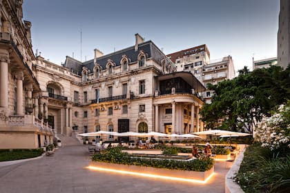 El Palacio Paz en la actualidad es sede de eventos y en su patio funciona una sucursal de Croque Madame.