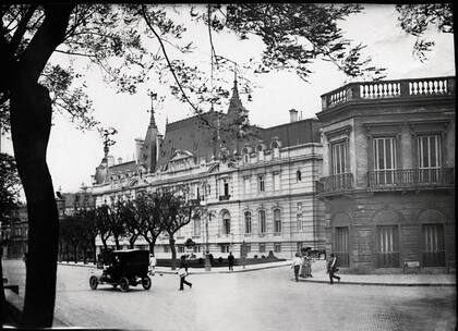 El Palacio Paz, frente a la Plaza San Martín, fue adquirido en 1938 por el Círculo Militar