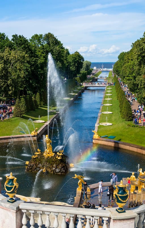 El palacio Peterhorf y sus parques en las afueras de San Petersburgo