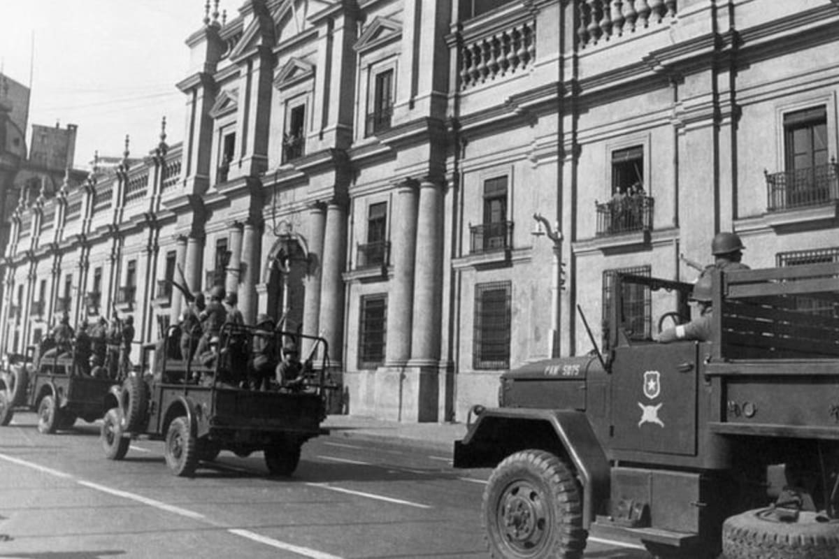 El palacio presidencial -llamado La Moneda- rodeado de militares en la mañana del 29 de junio de 1973