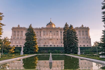 El Palacio Real de Madrid es uno de los más hermosos y mejor conservados de Europa. Sus más de 135.000 metros cuadrados han sido testigo de siglos de la historia.