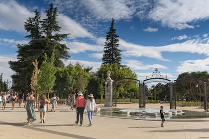 El Palacio Real, el Templo de Debod y el Parque Madrid Río tienen a la remozada plaza como su eje central.