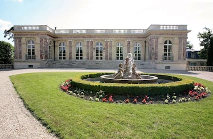 El palacio rosado está ubicado en el barrio Chatou, dos en Bougival y sies en Le Vésinet y fue la primera elección de Antonela Roccuzzo