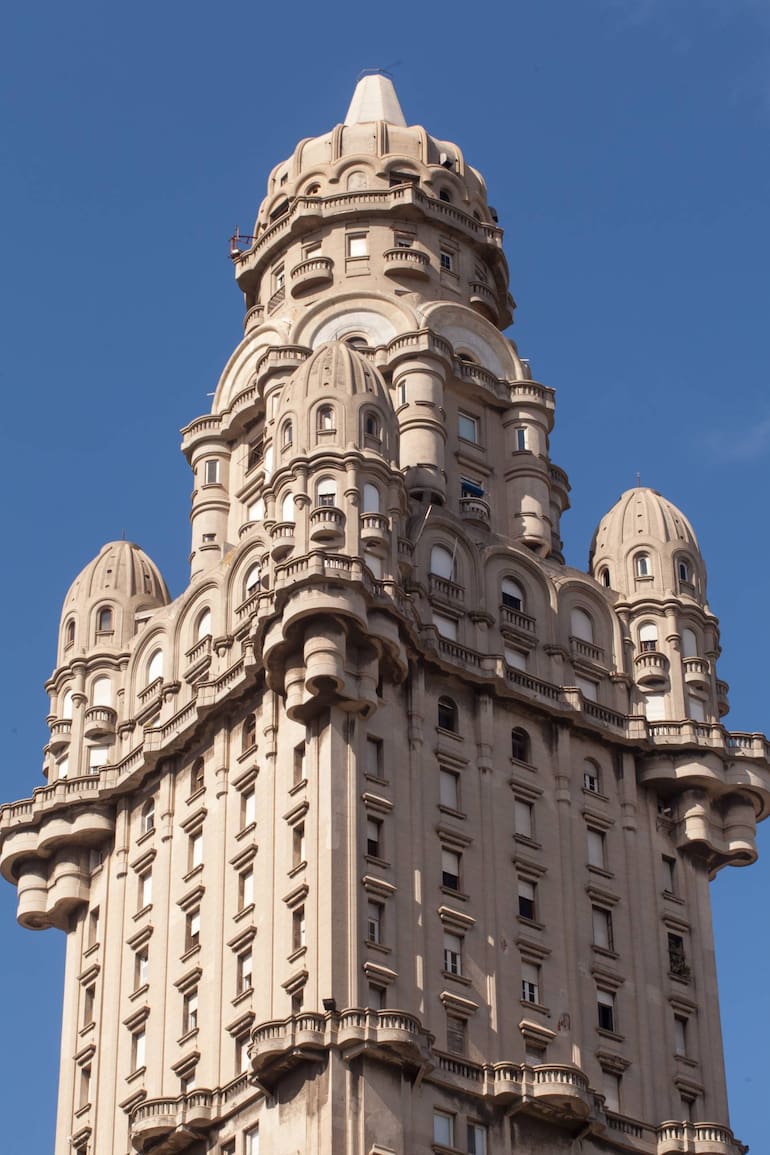 El Palacio Salvo está en el centro de Montevideo.
