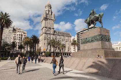 El Palacio Salvo frente a la Plaza Independencia, en el centro de Montevideo.