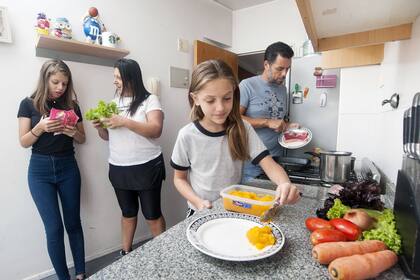 El paladar evolucionó en los últimos años, y también las exigencias de los distintos miembros de la familia; aunque la diversidad alimentaria es celebrada, los expertos advierten sobre el individualismo gourmet
