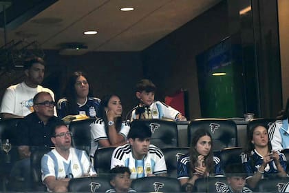 El palco de los Messi. Antonella Roccuzzo junto a sus hijos y familiares apoyando al capitán de la Scaloneta en su último Mundial