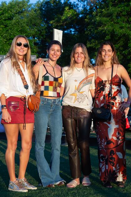 El palenque de La Hache. Esmeralda Ulloa, Victoria Aldanondo, Inés Badiola y Clara Ferraiuelo alentaron a sus parejas: Fran Elizalde, Polito Pieres, "Sapo" Caset e HIlario Ulloa.