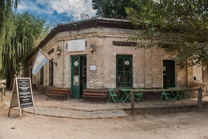 El Palenque, restaurante de campo que convoca multitudes a paso de la plaza Uribelarrea.