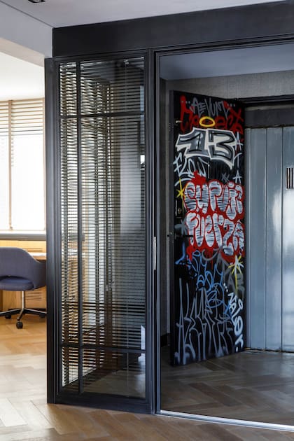 El palier con grafiti de Alan Valor tiene un cerramiento en hierro y vidrio con persianas americanas (Hunter Douglas).