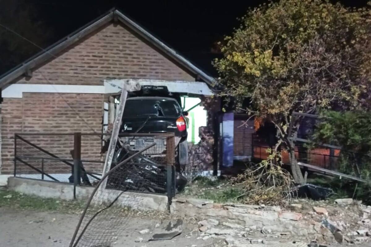 El Palio que conducía Agustín Calfuñanco, incrustado en la ventana de uno de los cuartos de la casa de Miguel Alfater, en Bahía Blanca