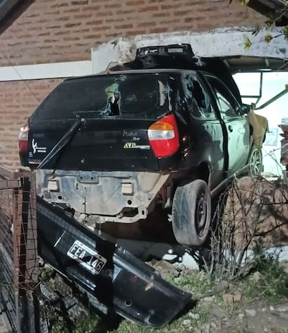 El Palio que conducía Agustín Calfuñanco, incrustado en la ventana