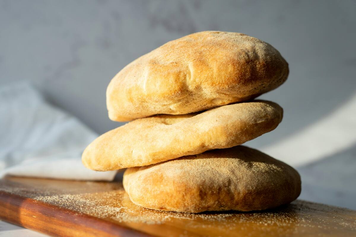 El pan árabe o pan pita tiene 4000 años de antigüedad, aprendé cómo hacer esta receta única y casi universal