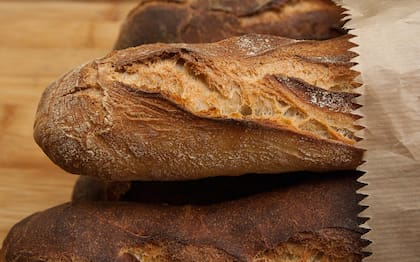 El pan contiene carbohidratos complejos que contribuyen a la generación de energía.