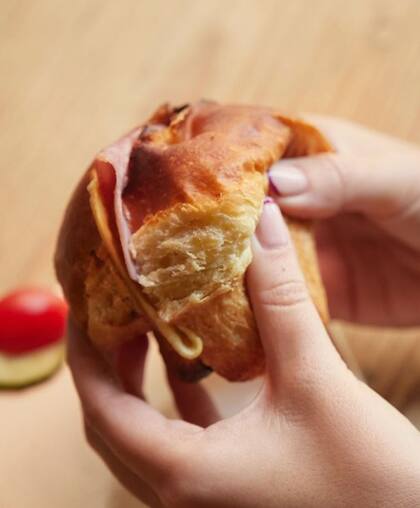 El pan de brioche tiene una miga más esponjosa y podés consumirlo con ingredientes dulces o salados.