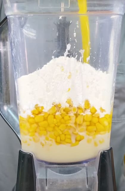 El pan de elote se puede preparar en la freidora de aire y es un platillo tradicional de México que combina la dulzura del maíz con una textura suave y húmeda