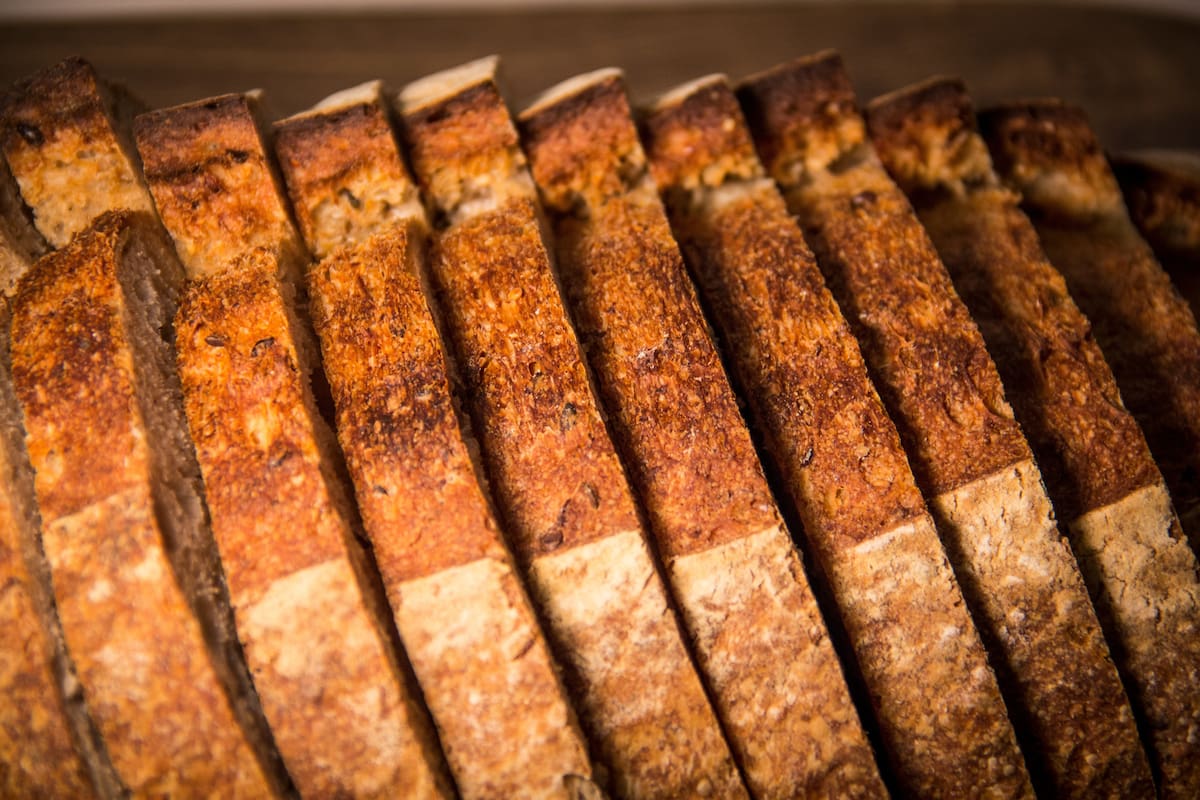 El pan de masa madre, gracias a su proceso de fermentación prolongada, permite una digestión optimizada