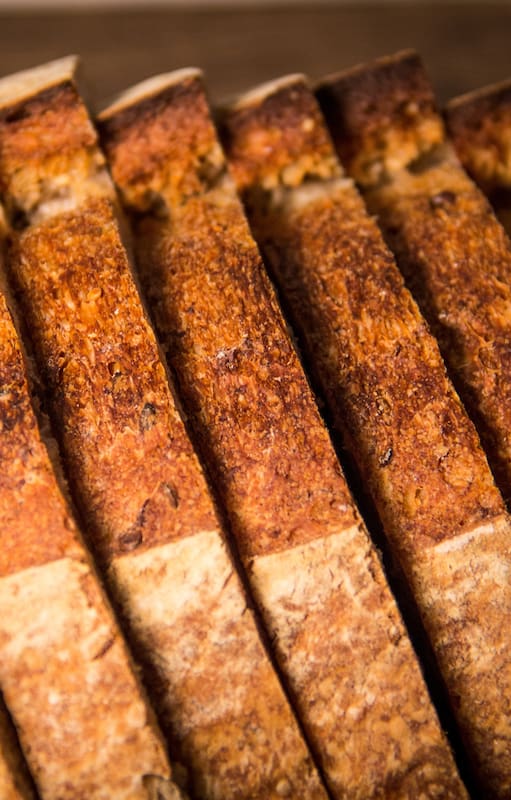 El pan de masa madre, gracias a su proceso de fermentación prolongada, permite una digestión optimizada