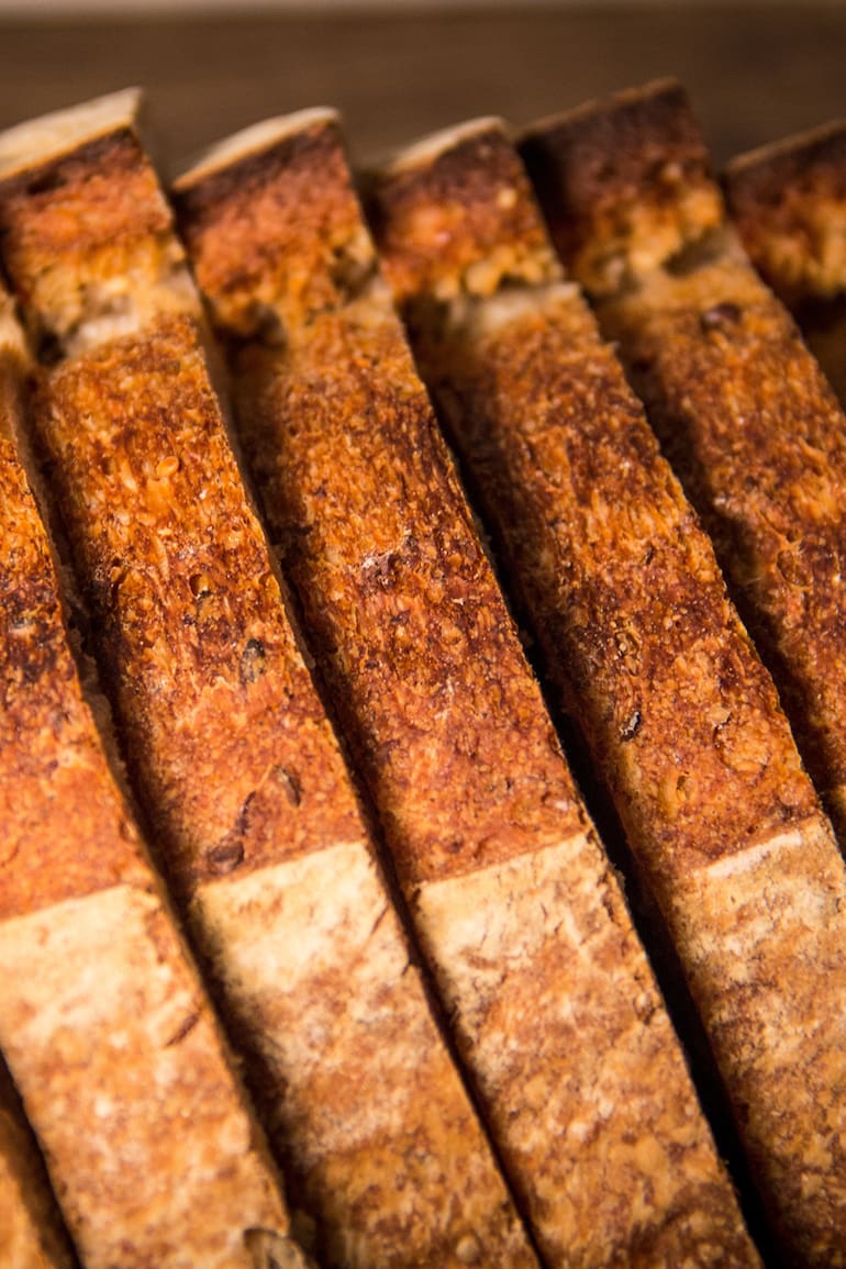El pan de masa madre, gracias a su proceso de fermentación prolongada, permite una digestión optimizada
