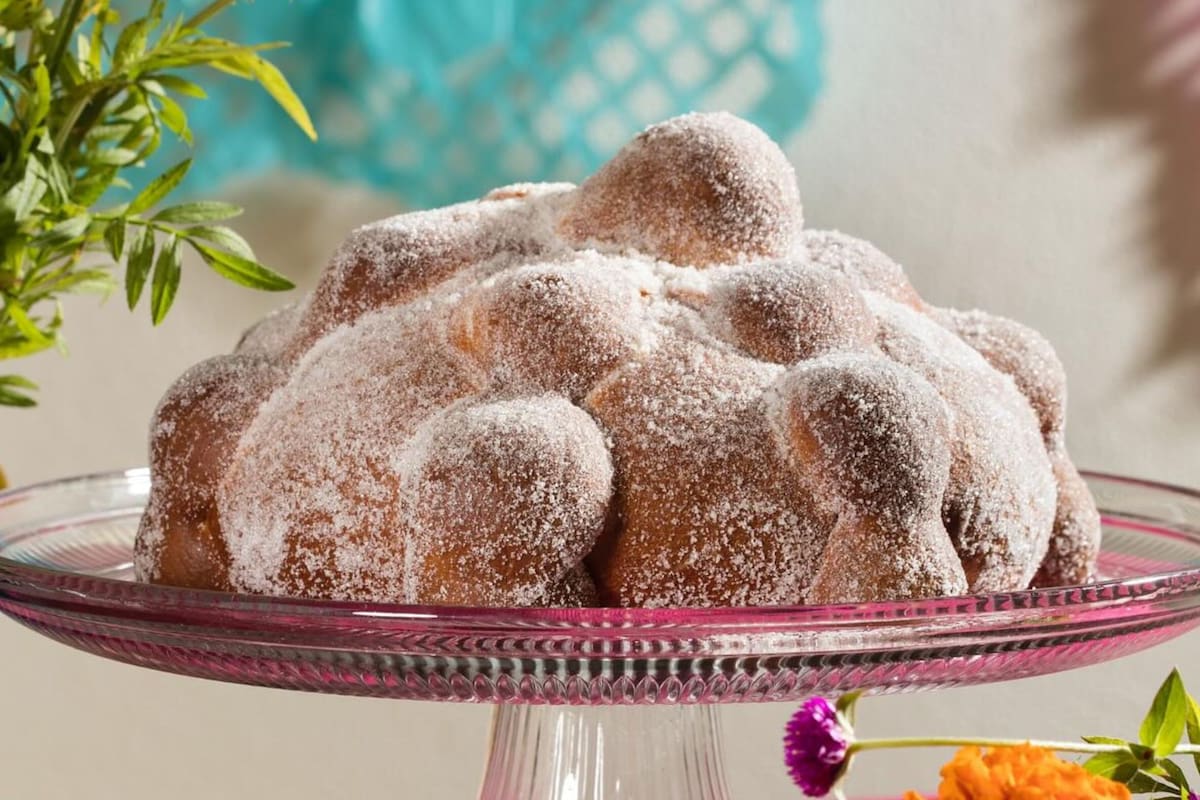 El pan de muerto es un alimento dulce tradicional que se come en México durante Día de Muertos (Facebook/La Newyorkina)