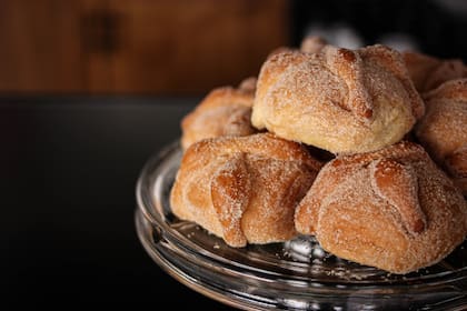 El pan de muerto es un elemento central de las ofrendas para los seres queridos en el Día de Muertos