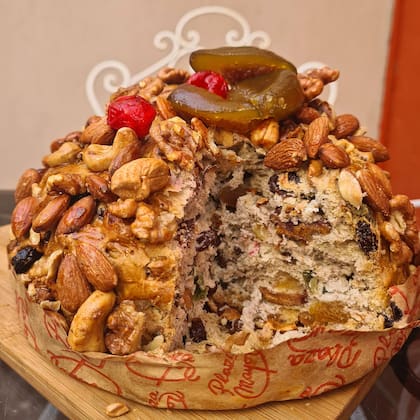 El pan dulce de Plaza Mayor, súper generoso en frutas y frutos secos, es pasión de multitudes.
