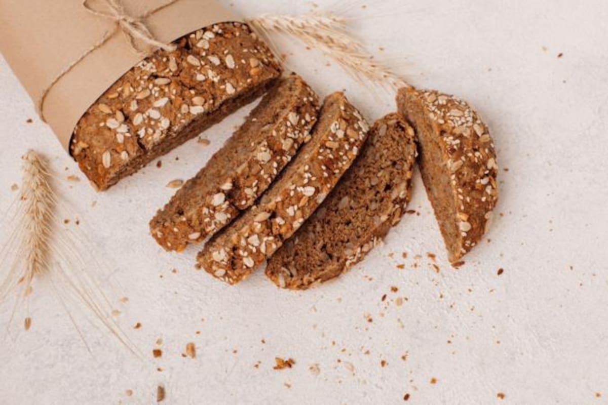 El pan integral se elabora con harina molida a partir del grano entero; el pan blanco utiliza sólo el endospermo