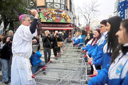 "El pan no se niega y el trabajo no se mendiga": El mensaje de García Cuerva en la misa de San Cayetano