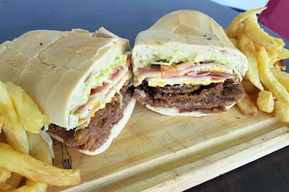 El "pan sanguchero" es una variante intermedia entre el pan figazza, el pan francés (pero no tan crocante) y el pebete (pero no tan blando)