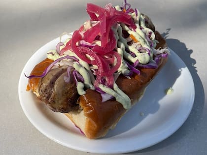 EL “panchazo” lleva una salchicha elaborada por José Juarroz, un referente de los chacinados, con mostaza antigua, chutney de peras, coleslaw y alioli.
