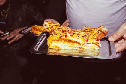 El panchito, la preparación estrella de Diviiino, con salchicha de Viena, kétchup de kimchi, alioli de porotos y papas pay.