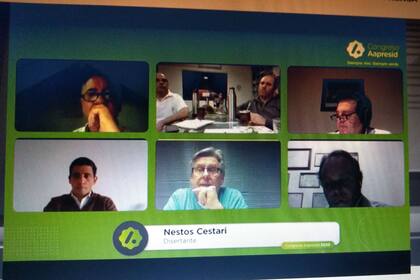 El panel de especialistas en maquinaria agrìcola durante el congreso de Aapresid