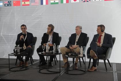 El panel de expertos del Agrievolution Summit: Hernán Ferrari, coordinador del Grupo de Mecanización Agrícola de INTA; Austin Gellings, director senior de la Asociación de Fabricantes de Equipos de EE. UU (AEM); Sergio Fernández, presidente de John Deere Argentina, y Andrew Olliver, presidente de la AEF (Fundación de Industrias Electrónicas en Agricultura) y gerente global de Productos de Tecnología Precisa de CNH (Case New Holland