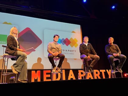 El panel de medios sobre el uso de IA en las redacciones, con la moderación de Guadalupe López (Chequeado)