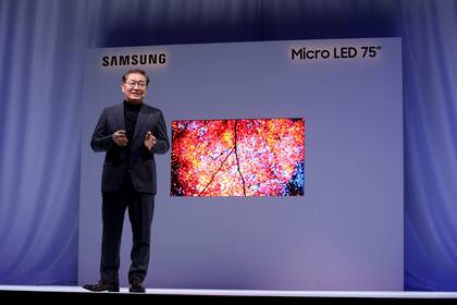El panel de microLED de 75 pulgadas; los módulos no tienen borde, por lo que se pueden fusionar para crear una nueva pantalla