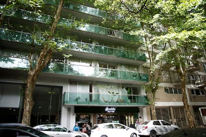 El panel de vidrio se desprendió de la baranda del balcón de un departamento del cuarto piso