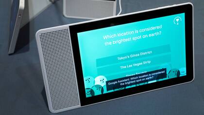 Un Lenovo Smart Display; además de responder consultas y reproducir audio, la pantalla sirve para ver todo tipo de contenido vía Chromecast