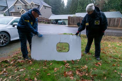 El panel que salió volando de una puerta de emergencia en el vuelo 1282 de Alaska Airlines, el lunes 8 de enero de 2024, en Portland, Oregon.