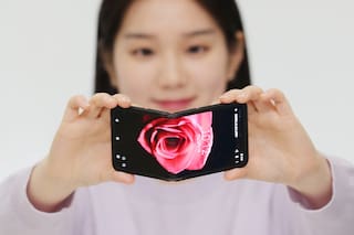 Presentan una pantalla flexible para celulares que se dobla hacia afuera y hacia adentro