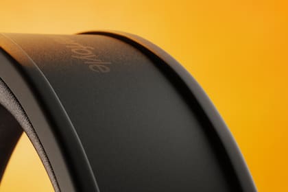 El panel solar basado en el sistema Powerfoyle, ubicado en la vincha de los auriculares Los Angeles de Urbanista