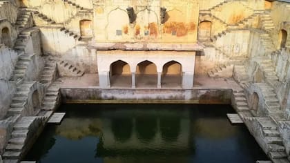 El Panna Meena Ka Kund, en Jaipur, fue históricamente una fuente de agua fundamental. Tras su recuperación a finales de la década de 1990, los lugareños lo utilizan únicamente para bañarse