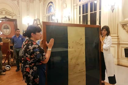 El paño fue hallado al desmontar un mueble que resguarda la bandera nacional de la Libertad Civil