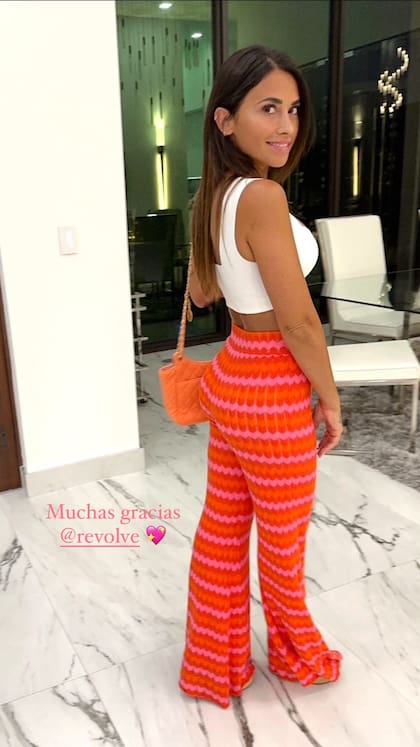 El pantalón en tonos corales que Anto Roccuzzo utilizó en la noche de Miami